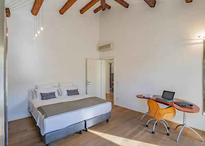 Colleoni With 2 Superb Terraces アパート