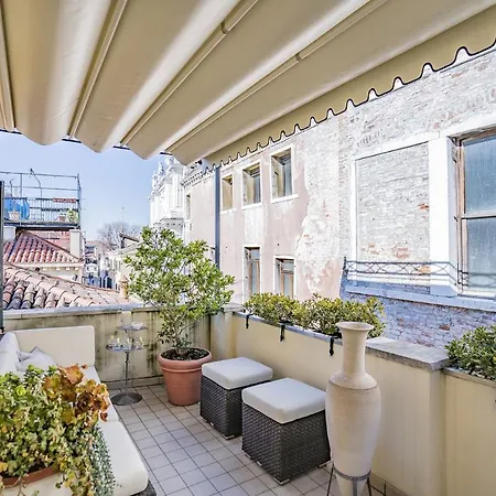 Colleoni With 2 Superb Terraces 아파트 *